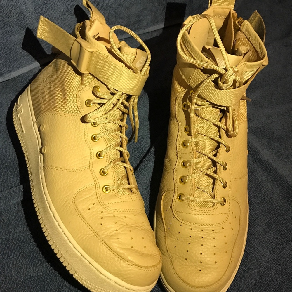 Special Edition Nike Air Force 1 High - Picture 3 of 5